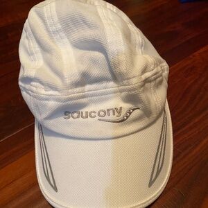 Saucony running hat